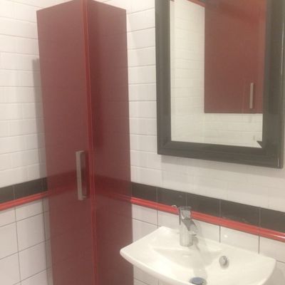 Красный шкафчик в ванной